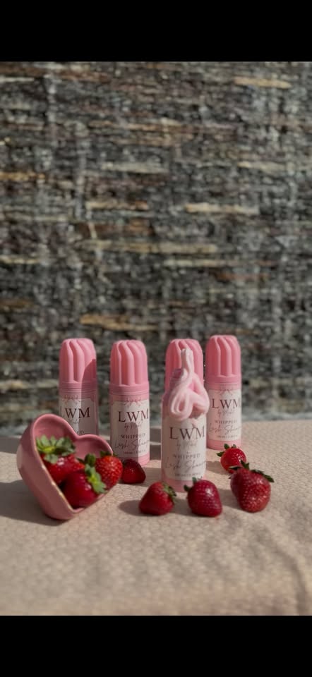 LWM Whipped Lash Shampoo con fresas y un recipiente rosado en forma de corazón